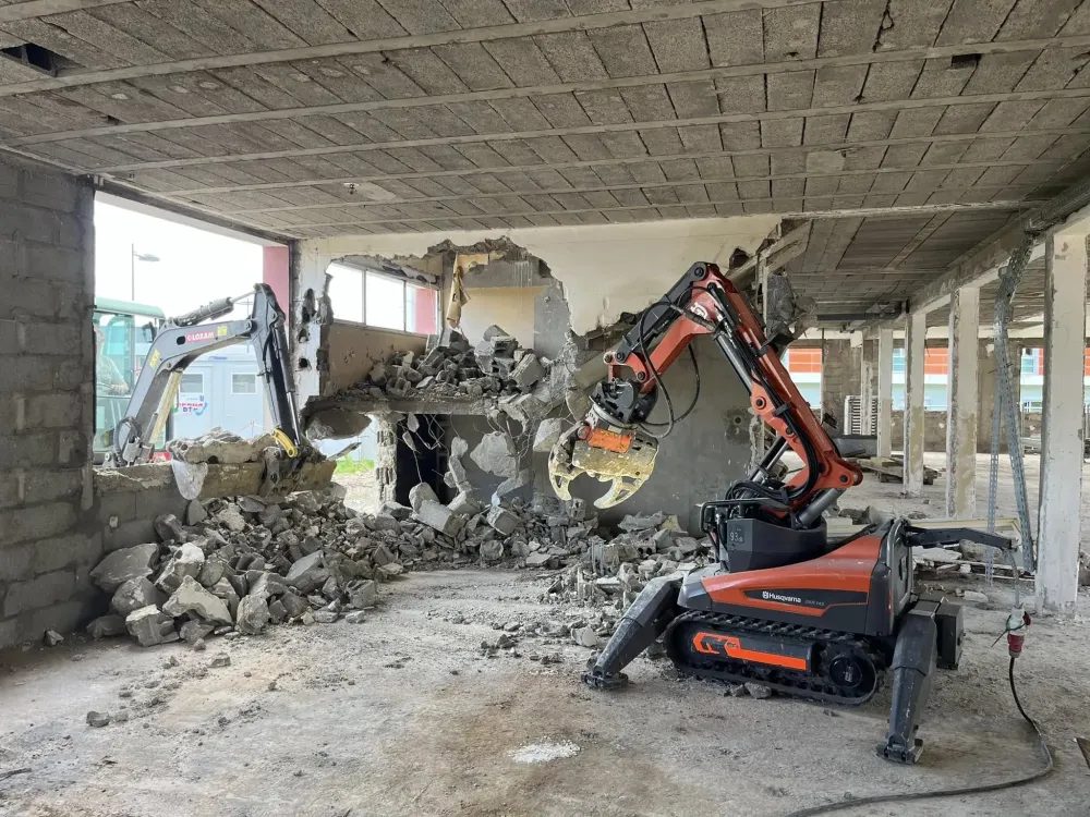 Robot de démolition électrique à Carrouges